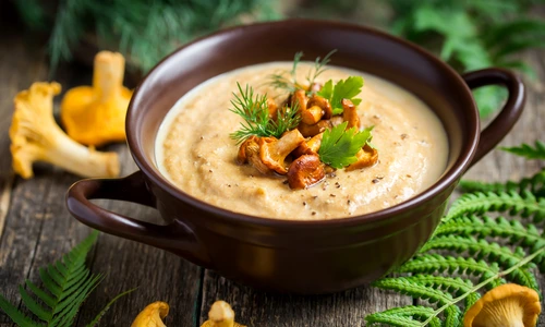 Supa crema de ciuperci galbiori  Sursa foto shutterstock 450989140 jpg