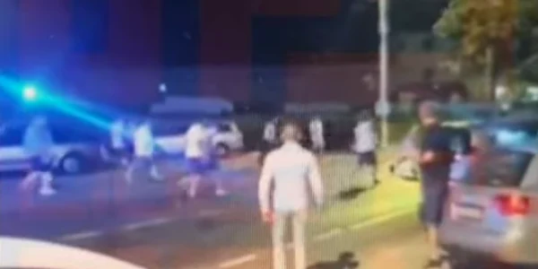 bataie cu săbii, bâte, dar și cu pumnii și picioarele la Tecuci foto Captura video FB Pro Lider FM