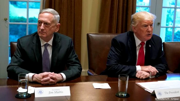 Jim Mattis, alături de Donald Trump, atunci când generalul încă ocupa poziţia de şef al Pentagonului, FOTO Arhivă