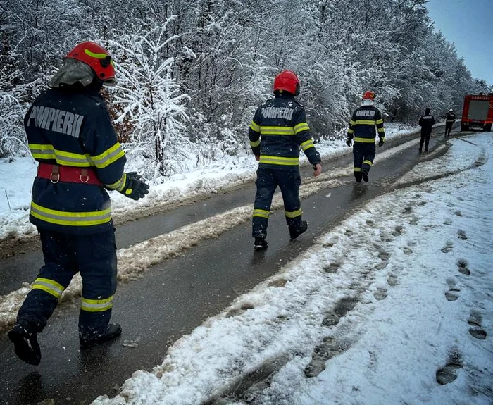 Pompierii au intervenit pentru degajarea drumurilor. FOTO ISU DB