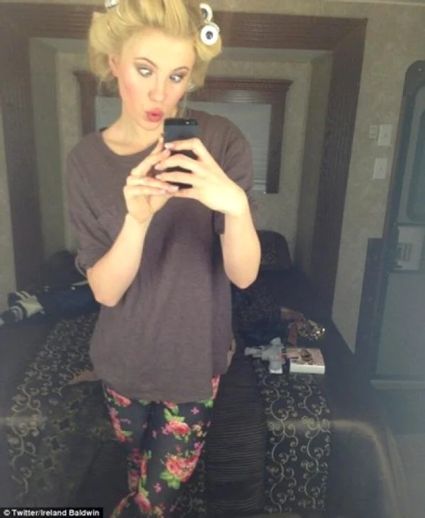 ireland baldwin, fiica lui kim basinger si alec baldwin