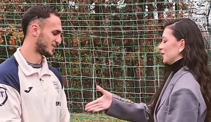 Virgil Ghiță i-a dăruit Cleopatrei Stratan un tricou de la națională (FOTO: Facebook)