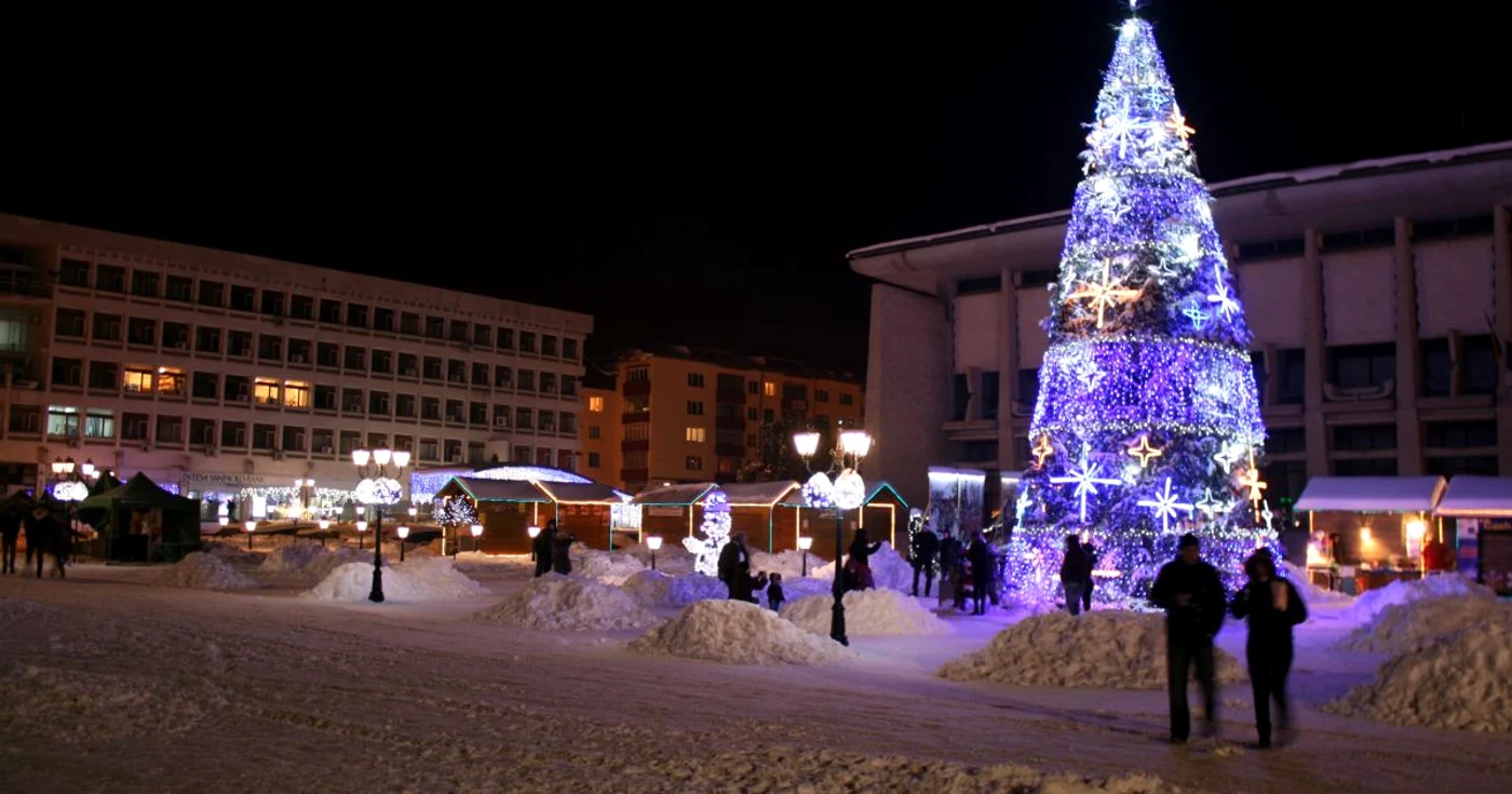 Doar în centrul municipiului Suceava s-au amplasat instalaţii cumpărate anul acesta.    Foto: Sandrinio Neagu