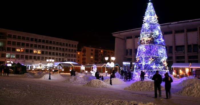 Doar în centrul municipiului Suceava s-au amplasat instalaţii cumpărate anul acesta.    Foto: Sandrinio Neagu