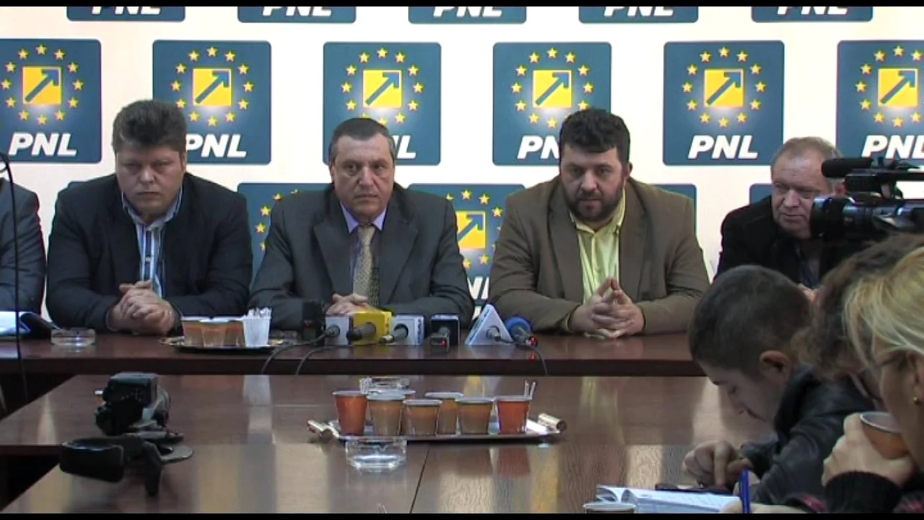Vechii liberali resping înscrierea unor PSD-işti în organizaţia Buzău Foto Iulian Bunilă