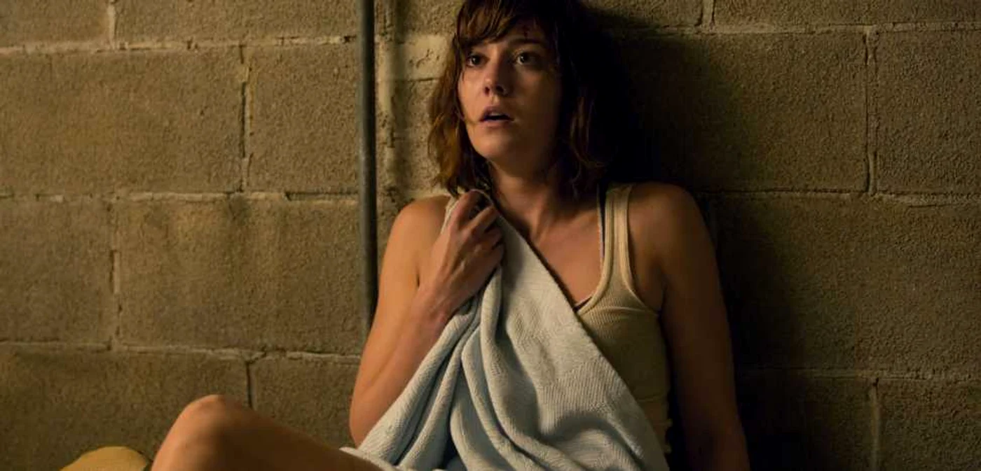 Lui „10
Cloverfield Lane“ îi lipseşte
complet tensiunea sexuală. Michelle (Mary Elizabeth Winstead)
este prea preocupată ca să evadeze, pentru ca să se uite după vreunul dintre
cei doi bărbaţi
