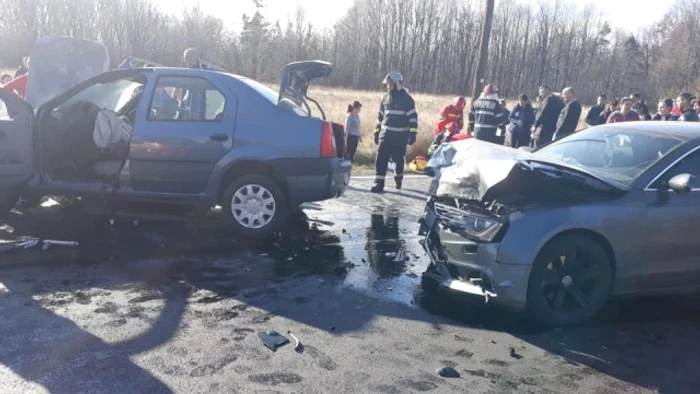 Autoturismul condus de Daniel Chiţoiu a fost lovit de o Dacia Logan FOTO ISU Argeş