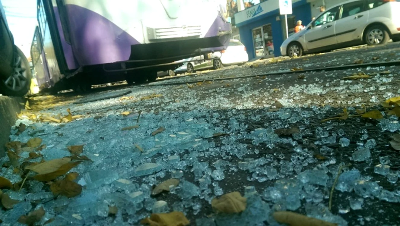 Parbrizul tramvaiului a fost făcut ţăndări