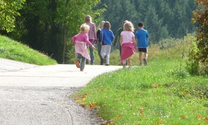 Copii la plimbare FOTO Pixabay jpg