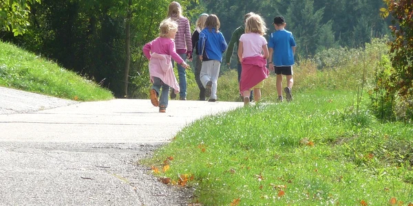 Copii la plimbare FOTO Pixabay jpg