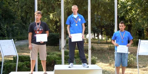 Costin Moisanu a urcat pe cea mai înaltă treaptă a podiumului. Foto: CSU Braşov