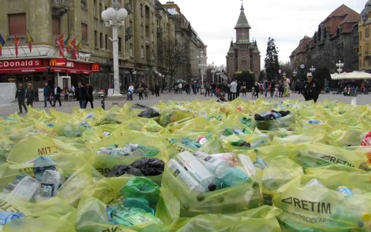 PET-urile au fost strânse în faţa Operei din Timişoara