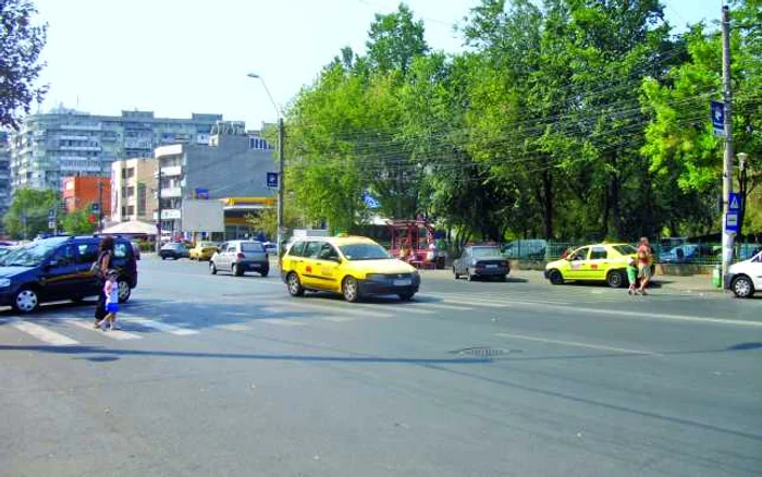 Şoferii nu dau prioritate pietonilor pe zebră