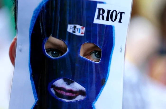 O susţinătoare a grupului punk Pussy Riot protestează în public împotriva preşedintelui Vladimir Putin. FOTO Reuters