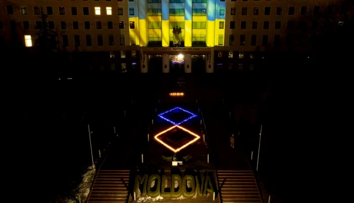 Parlamentul moldovean a fost iluminat în culorile drapelului Ucrainei. FOTO: Multimedia.parlament.md