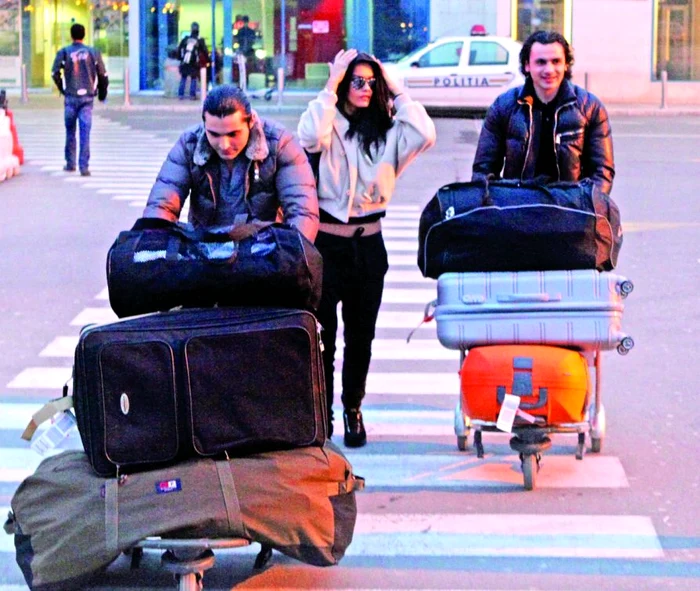 
    Pepe şi fratele lui s-au  chinuit să împingă  cărucioarele cu  bagajele Oanei  