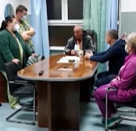 I-a băgat pe medici în ședință.