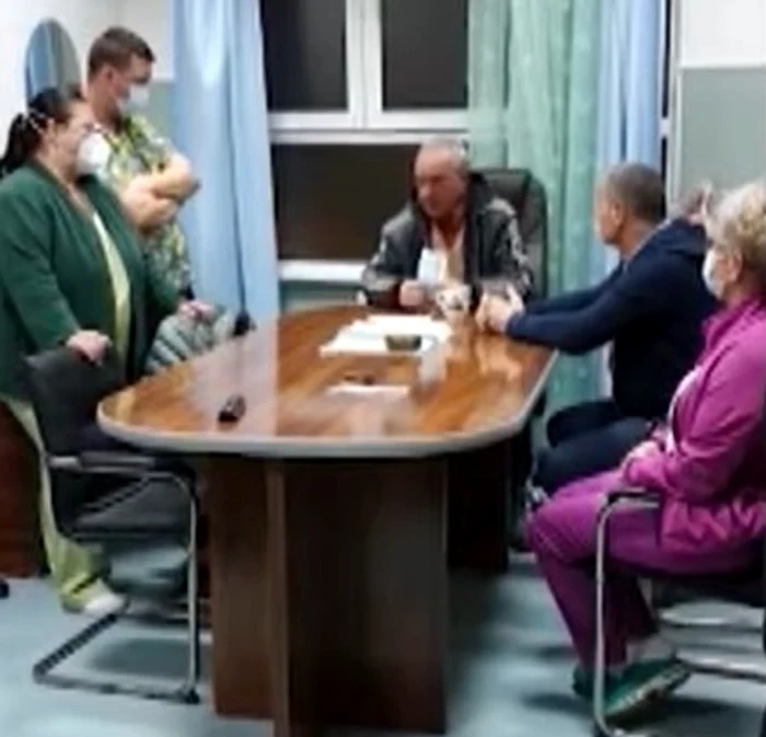 I-a băgat pe medici în ședință.