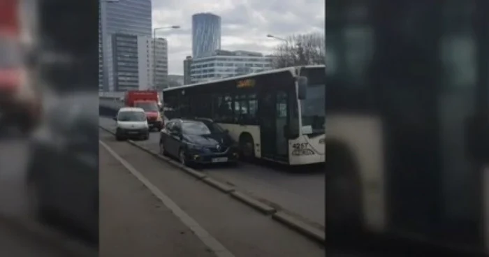 Echipajul SMURD  a trebuit să aştepte trecerea autobuzului