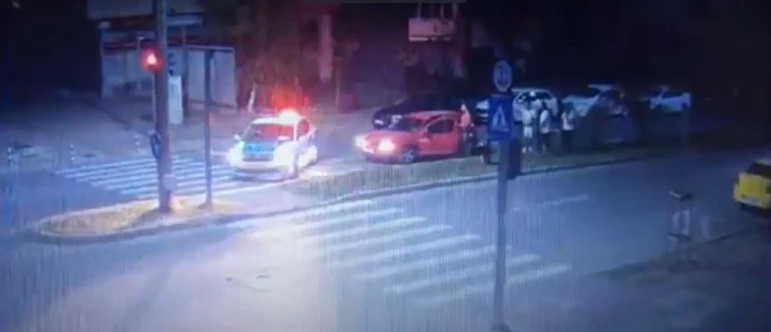Șoferița a fost blocată în trafic după producerea accidentului FOTO captură video Youtube