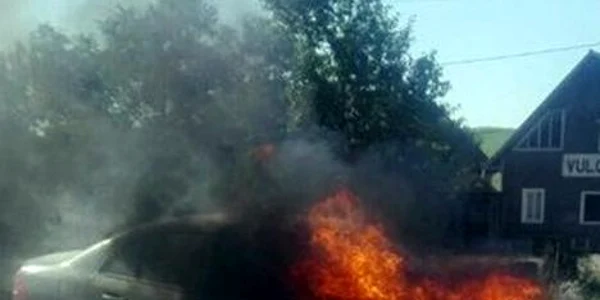 Mercedes incendiat la Berbeşti - Vâlcea urmare a unei răzbunări Foto generică