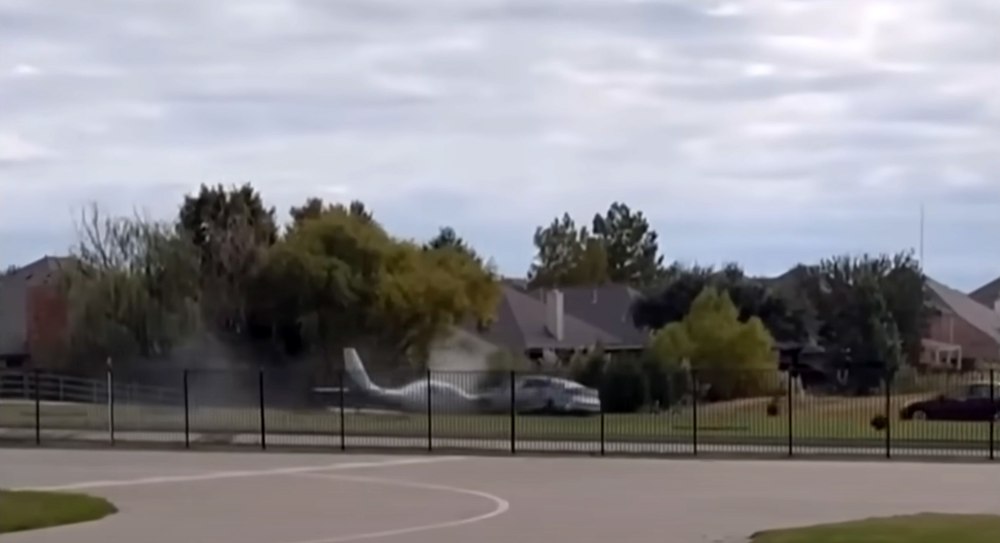 Scenă de coșmar: Un avion aterizează de urgență și se ciocnește violent de un autoturism VIDEO
