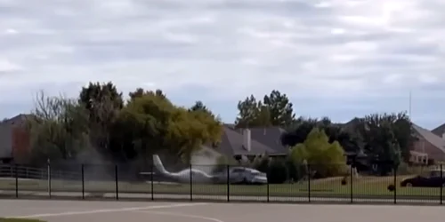 avion intră într o mașină jpg