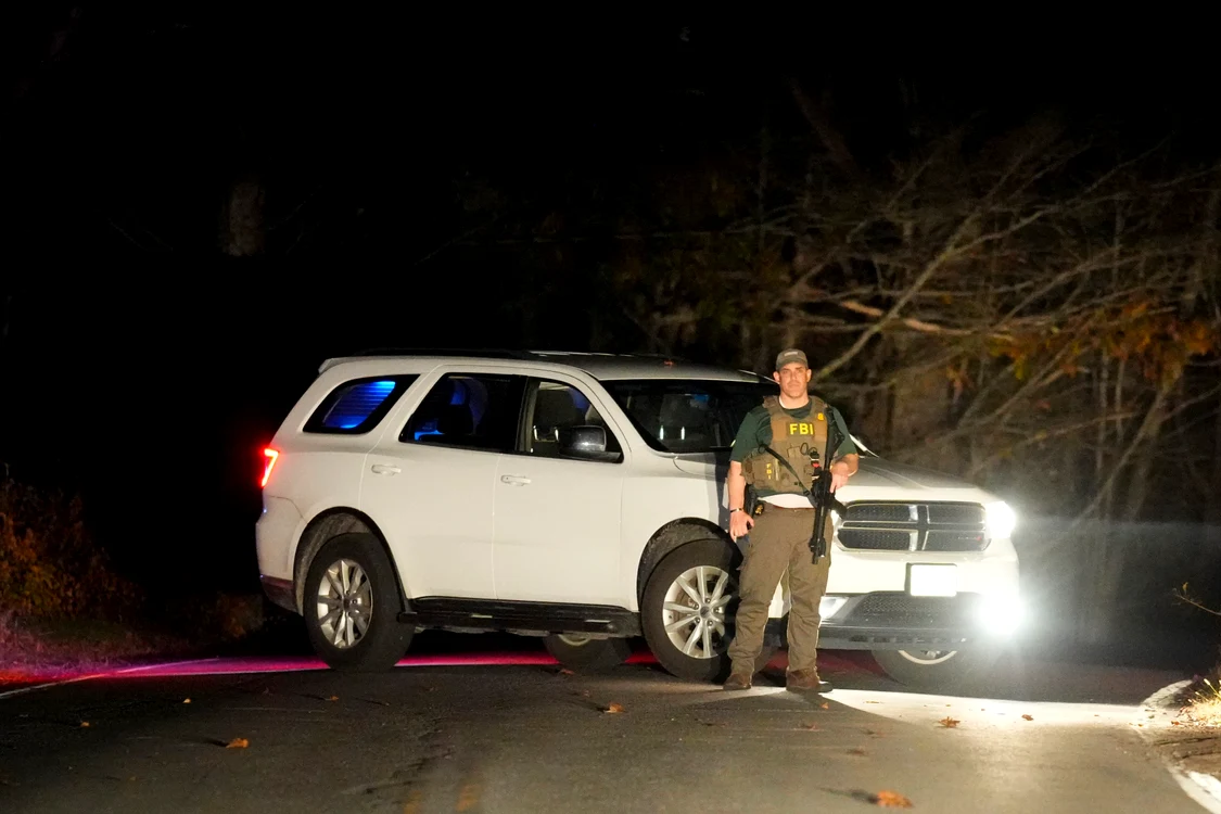 Un agent FBI blocheaza un drum in Maine FOTO Profimedia