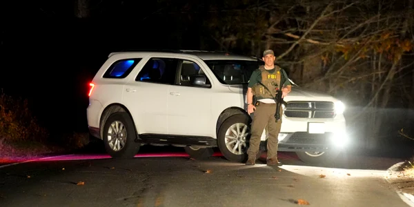 Un agent FBI blocheaza un drum in Maine FOTO Profimedia jpg