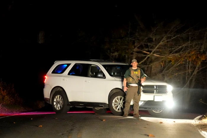 Un agent FBI blocheaza un drum in Maine FOTO Profimedia