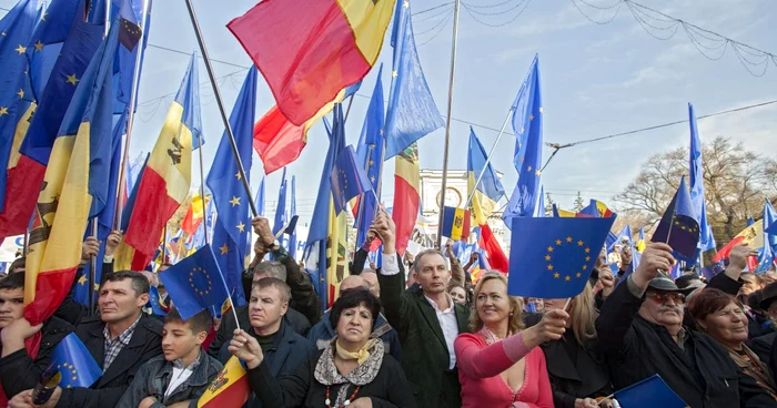 Ceva mai mult de jumătate din populaţie susţine cursul de integrare auropeană, promovat de Guvernul de la Chişinău. FOTO Tudor Iovu