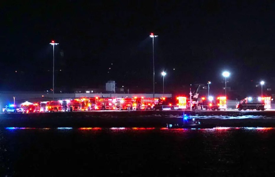 Un avion cu 60 de pasageri la bord s-a ciocnit cu un elicopter militar deasupra Washingtonului și s-a prăbușit într-un râu. 18 cadavre au fost găsite