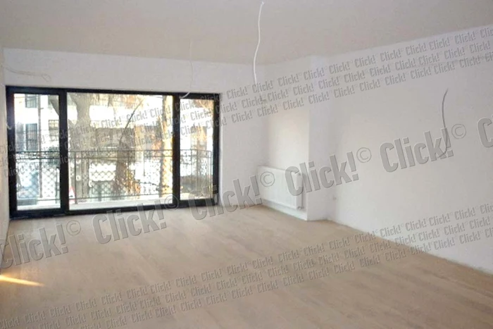 Pe faţada blocului tronează mai multe afişe de vânzare şi închiriere a apartamentelor