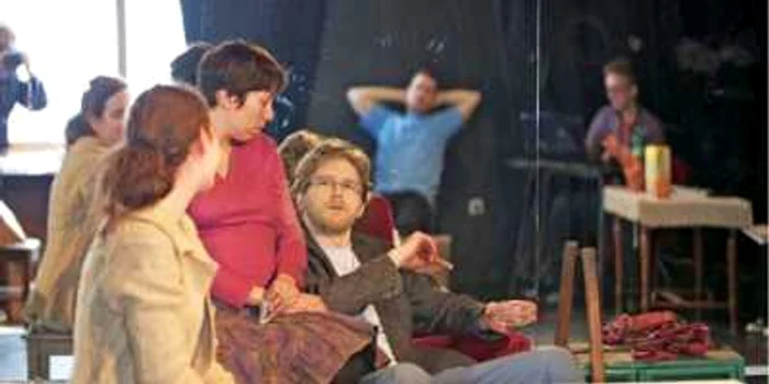 Imagine de la repetiţiile spectacolului „Familia Tot“, de la Teatrul din Miercurea Ciuc, în regia lui Victor Ioan Frunză