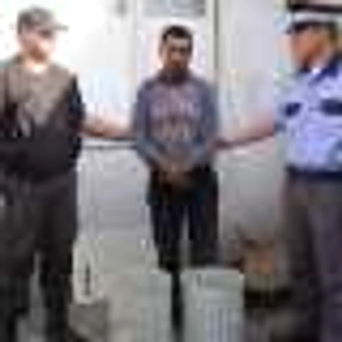 Bacău: A furat coșuri de gunoi pentru a le vinde la fier vechi