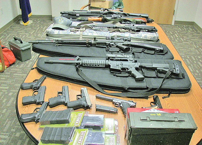 Acesta este arsenalul descoperit la domiciliul lui Smith