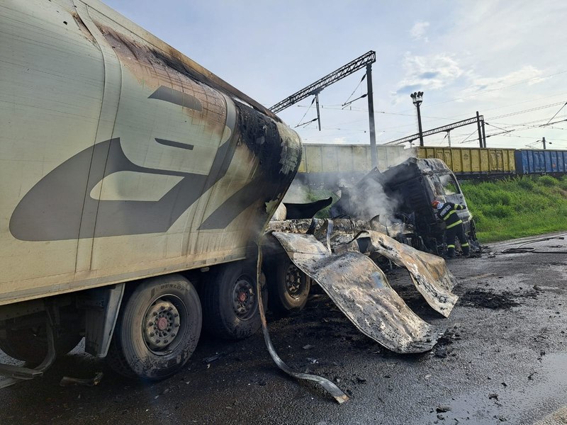 Un camion a luat foc în trafic după ce s-a lovit de o autoutilitară plină cu făină. Circulația este blocată pe DN 25