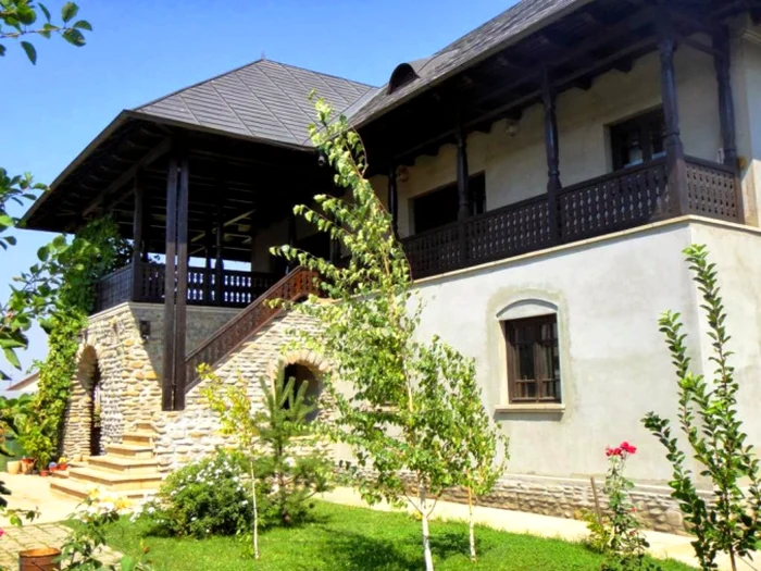Pridvorul caselor tradiţionale româneşti este aşezat spre sud pentru a oferi răcoare vara FOTO Fabrikadecase.com