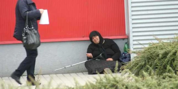 Cerşetorii din Bucureşti vor putea beneficia de asistenţă socială gratuită