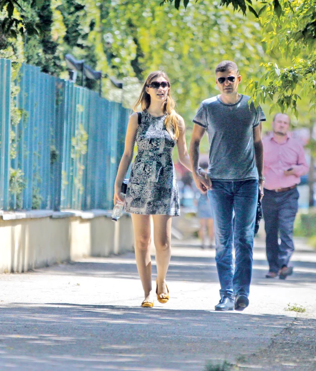 
    Adolescenta a fost  certată pentru şoldurile  şi coapsele plinuţe  