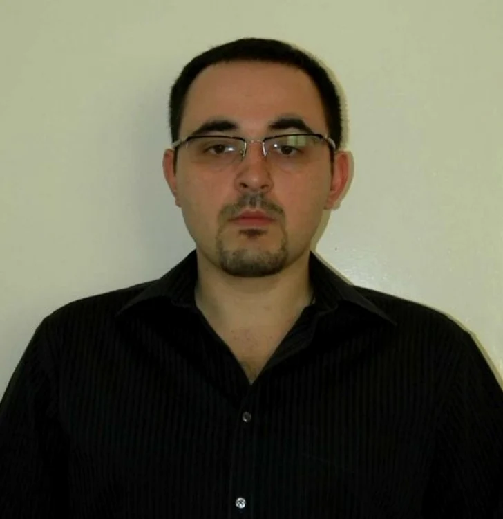 Iuliu Cosmin Şerbănescu are 37 de ani şi a absolvit în 2008 facultatea unde este prodecan