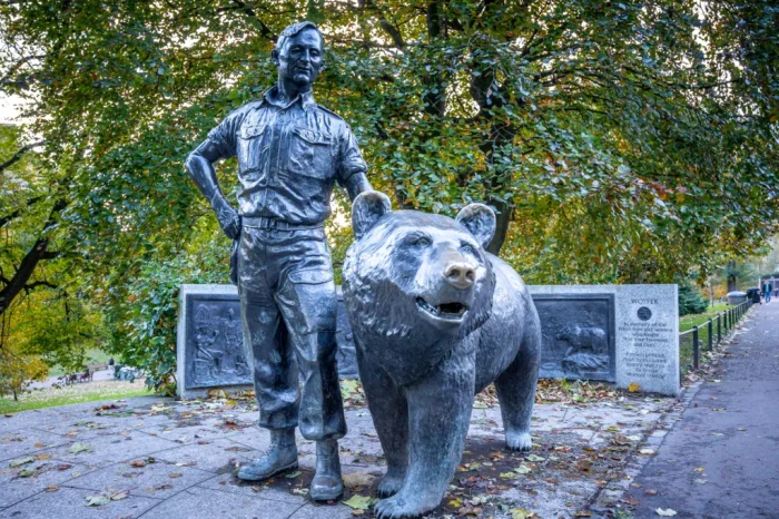 O statuie a lui Wojtek se află în Princes Street Gardens din Edinburgh FOTO via BBC