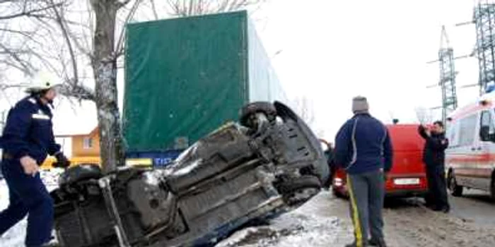 În urma impactului maşina a fost grav avariată