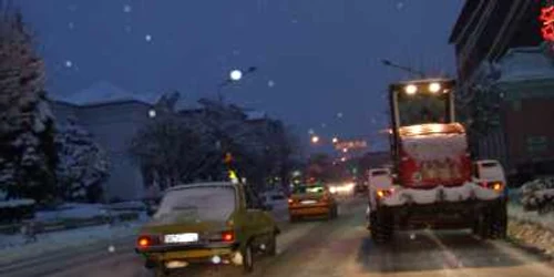 Circulaţia se desfăşoară cu dificultate şi în municipiu