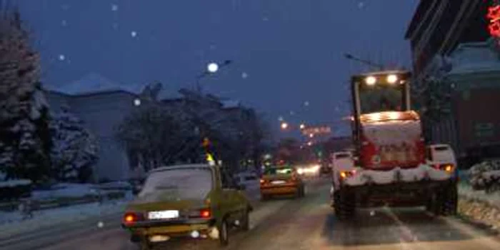 Circulaţia se desfăşoară cu dificultate şi în municipiu