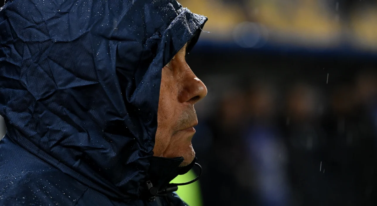 Mircea Lucescu nu stă locului  FOTO Sportpictures