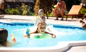 copii la piscina jpg