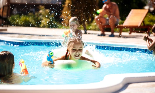 copii la piscina jpg
