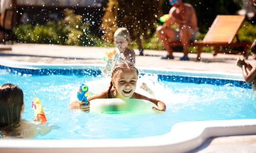 copii la piscina jpg