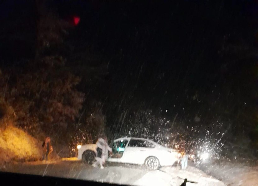 Un șofer a blocat un drum public ca să nu-și avarieze mașina scumpă. Ambulanța plecată la o urgență a așteptat 30 de minute